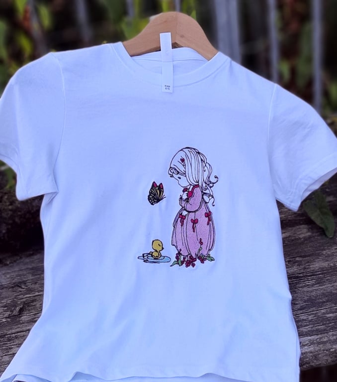 Petite fille à la marre au canard